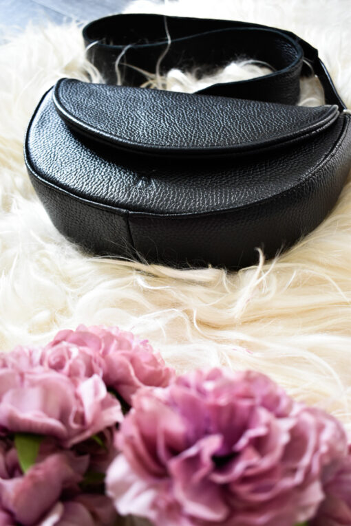 KAMA Half-moon Leather Bag In Grained Black