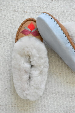 Alternative view of Women’s Sheepskin Moccasin Slippers – Liv